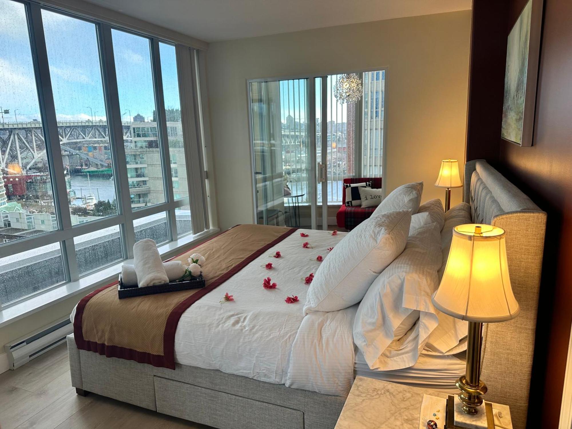 Penthouses Of Beach Ave Ванкувър Екстериор снимка