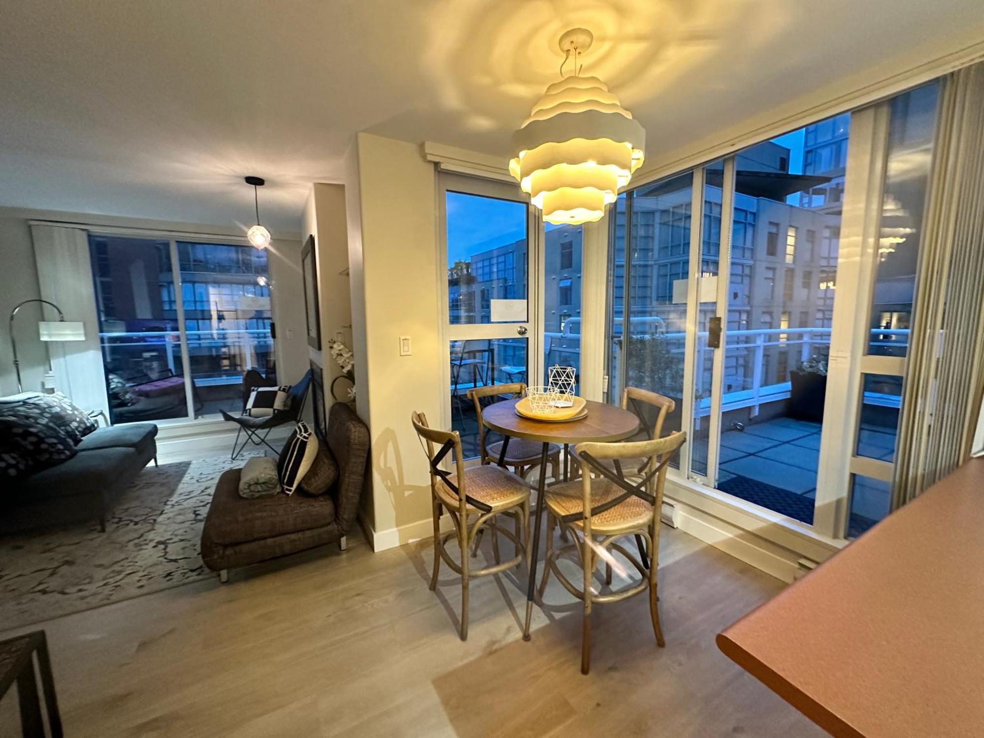 Penthouses Of Beach Ave Ванкувър Екстериор снимка