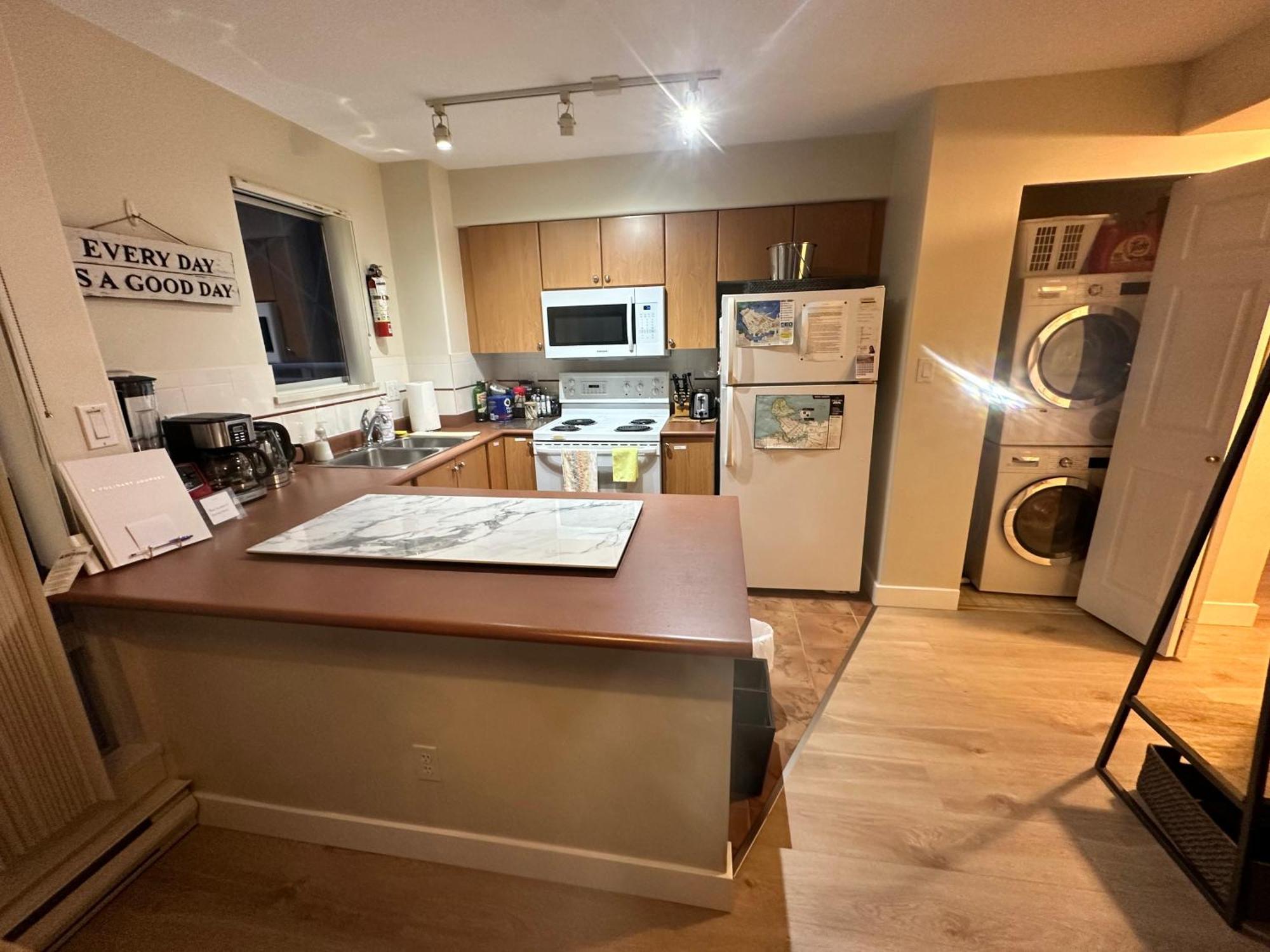 Penthouses Of Beach Ave Ванкувър Екстериор снимка
