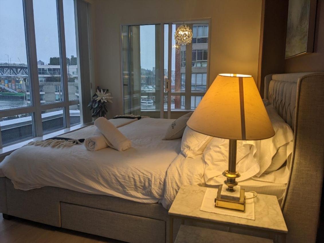 Penthouses Of Beach Ave Ванкувър Екстериор снимка