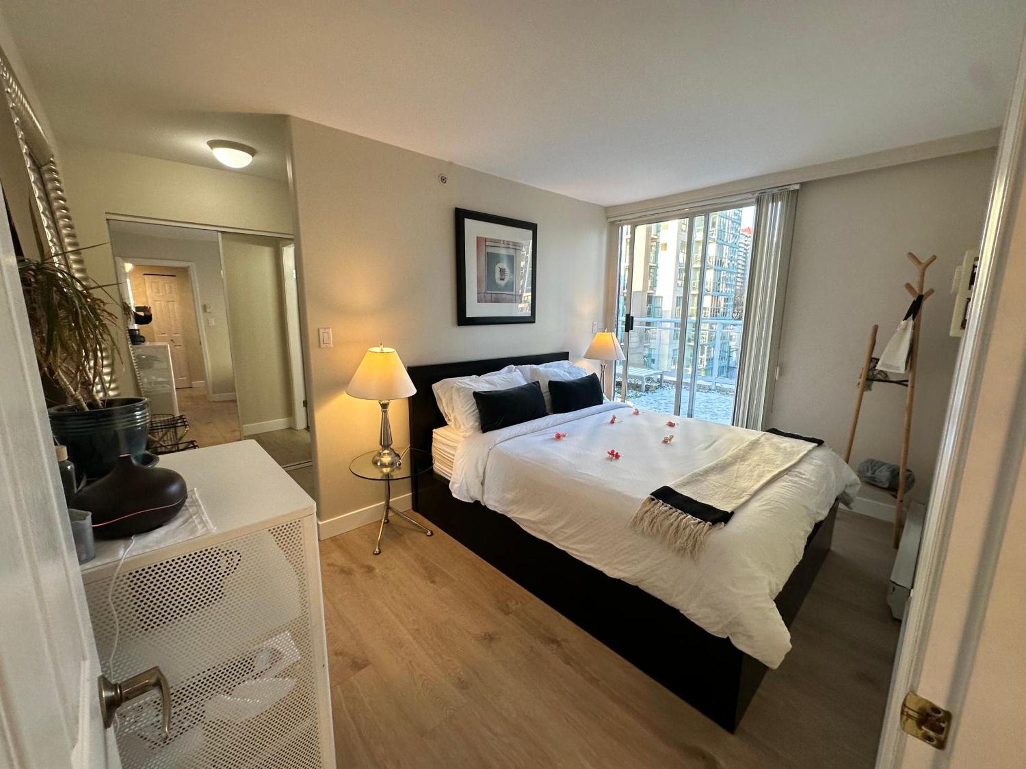 Penthouses Of Beach Ave Ванкувър Екстериор снимка