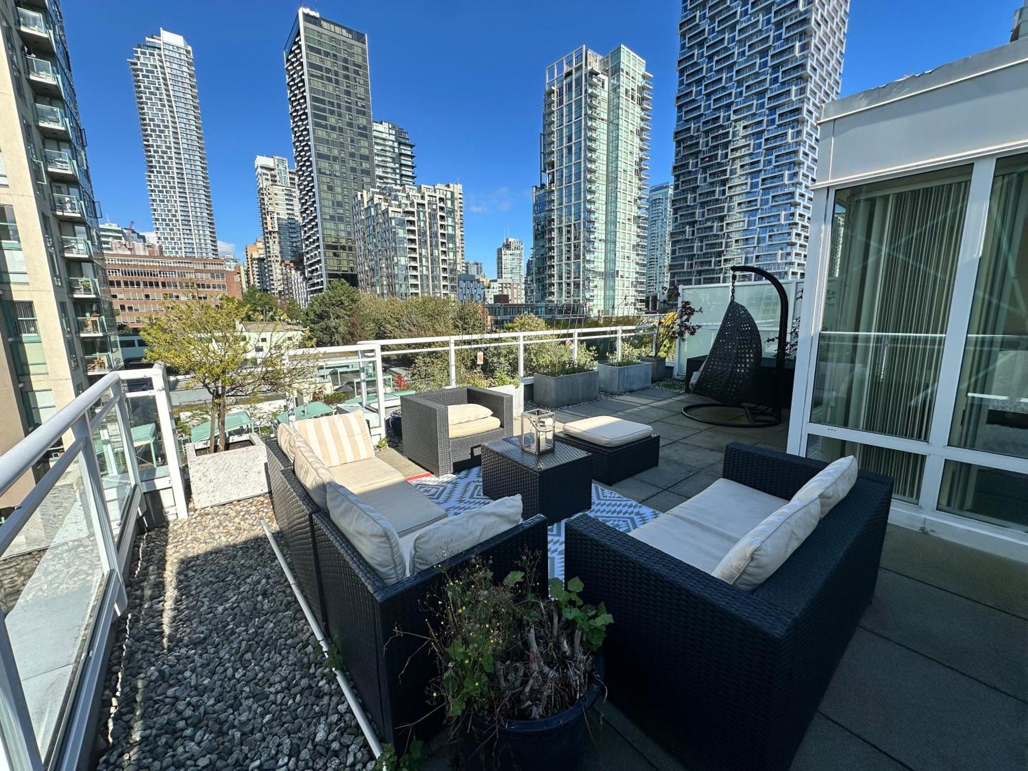 Penthouses Of Beach Ave Ванкувър Екстериор снимка