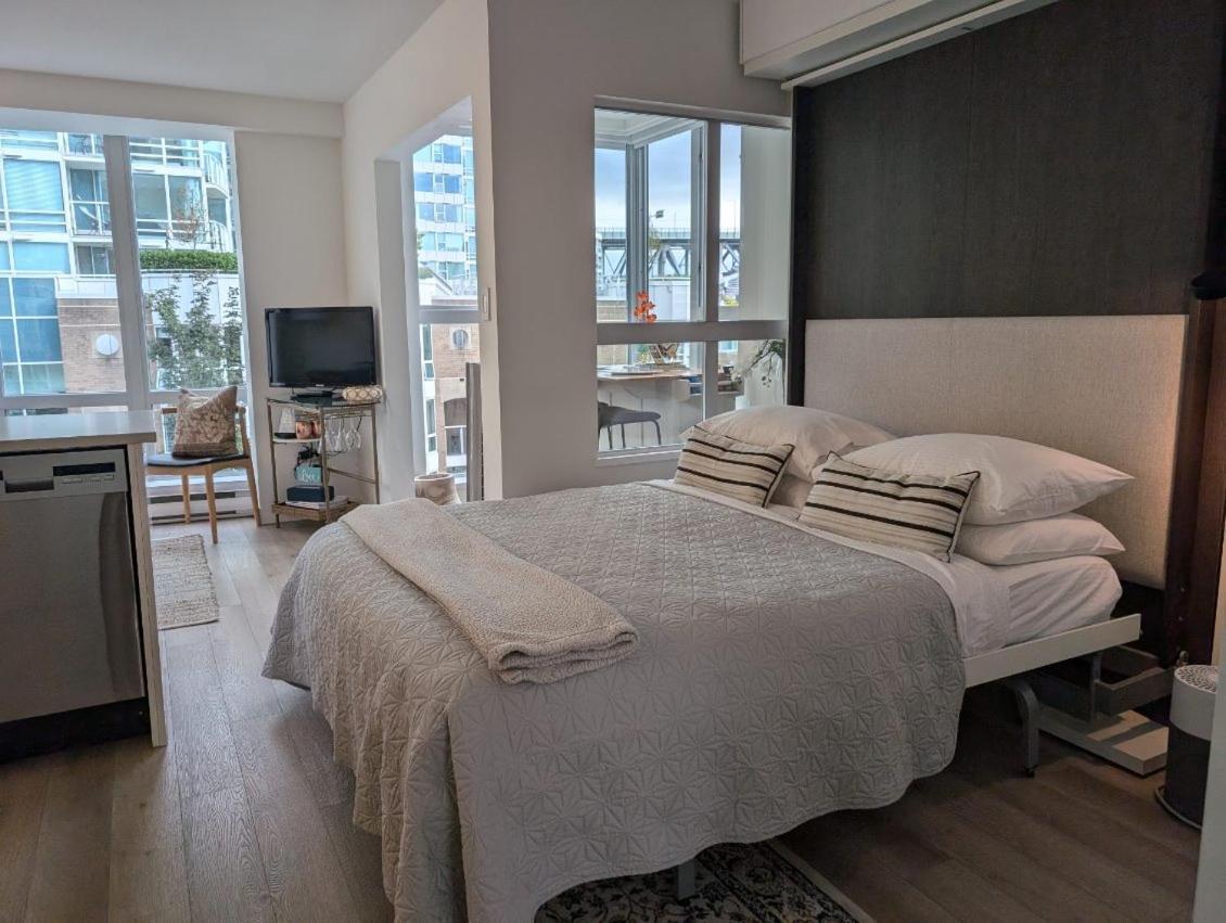 Penthouses Of Beach Ave Ванкувър Екстериор снимка