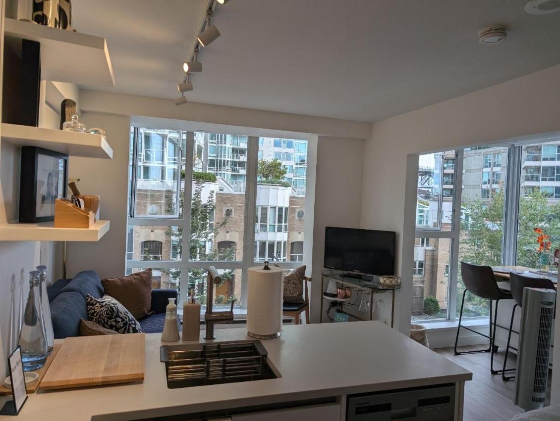 Penthouses Of Beach Ave Ванкувър Екстериор снимка