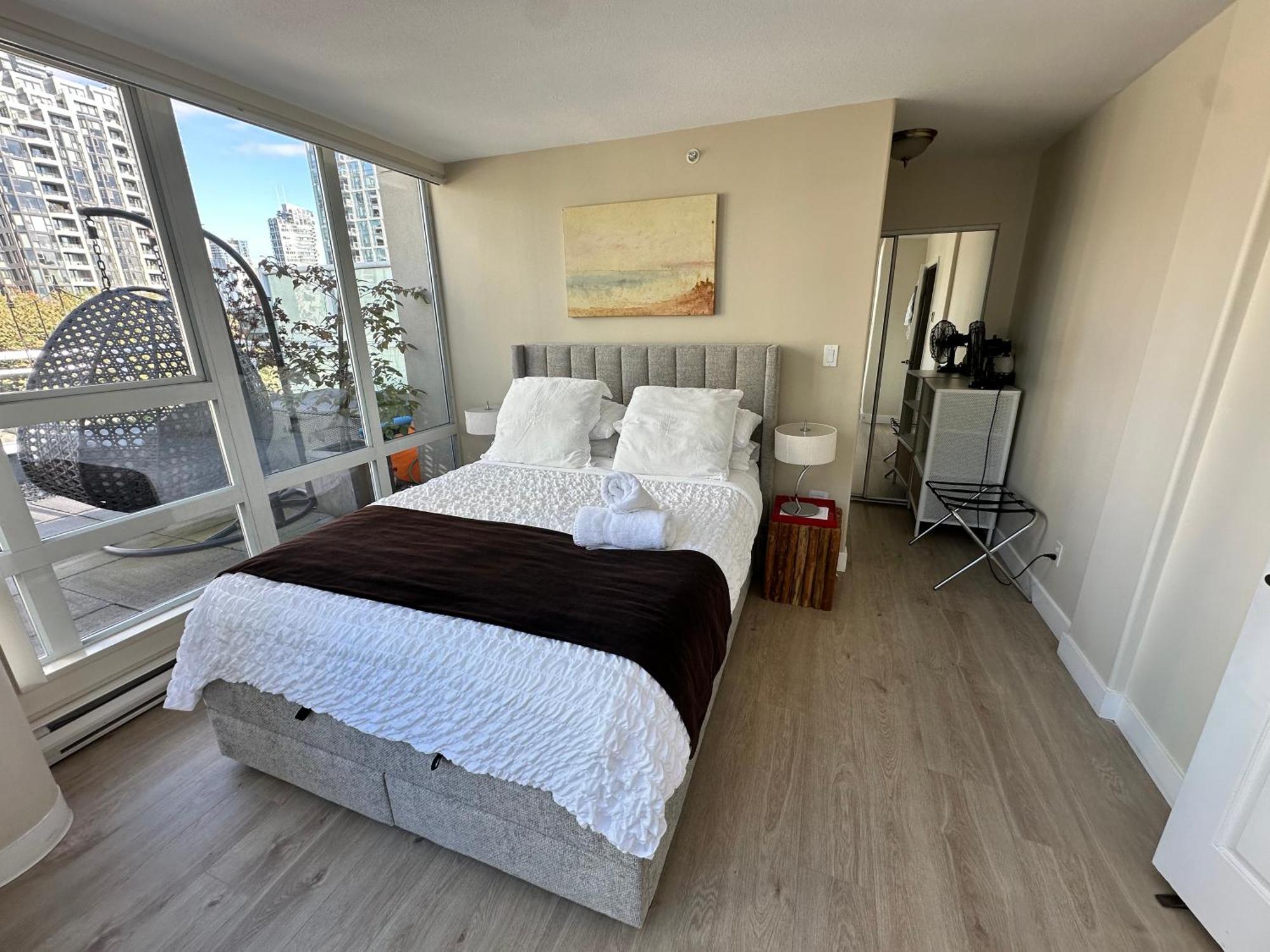 Penthouses Of Beach Ave Ванкувър Екстериор снимка