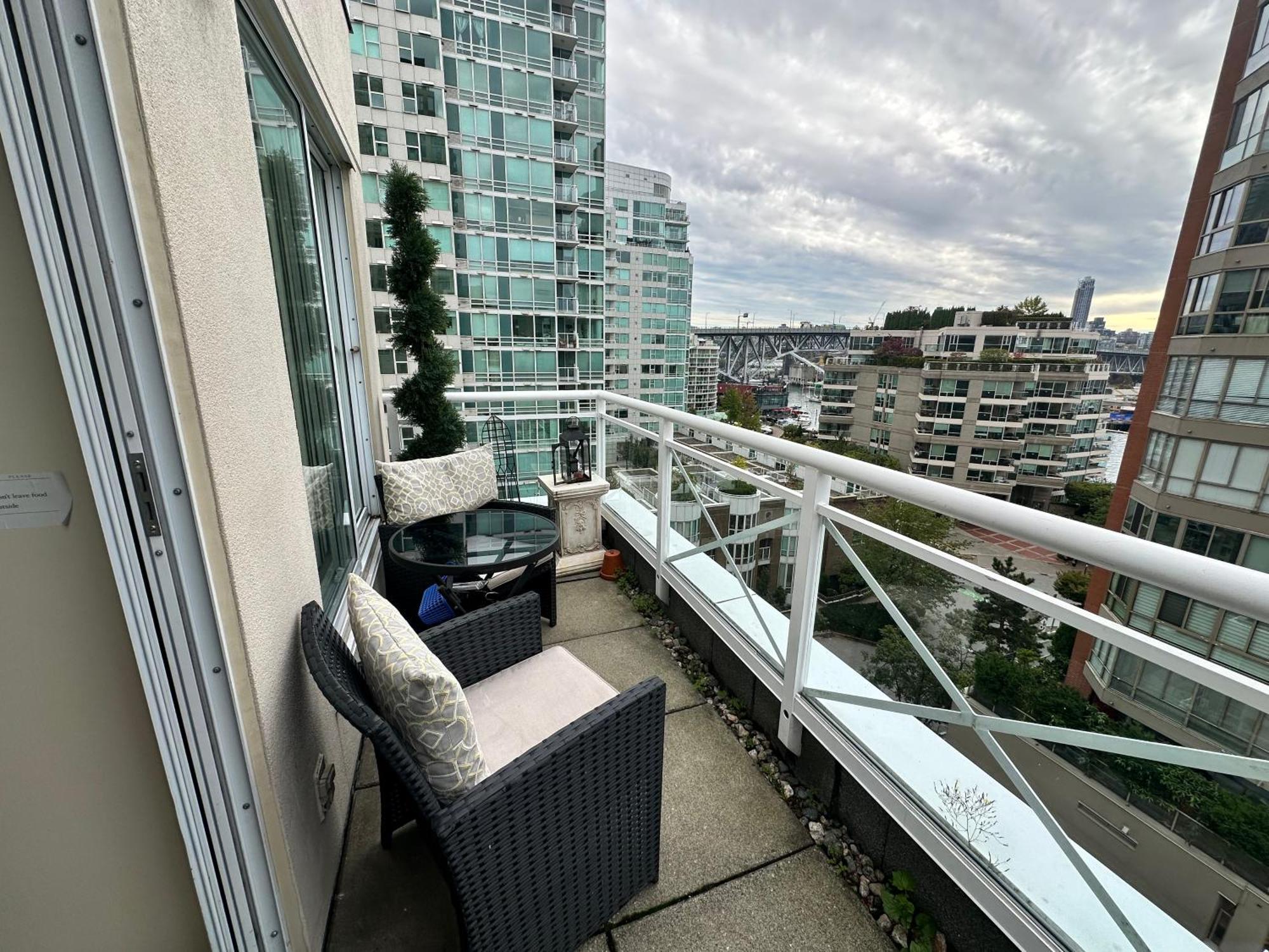 Penthouses Of Beach Ave Ванкувър Екстериор снимка